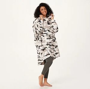 The Comfy wearable blanket grey camo